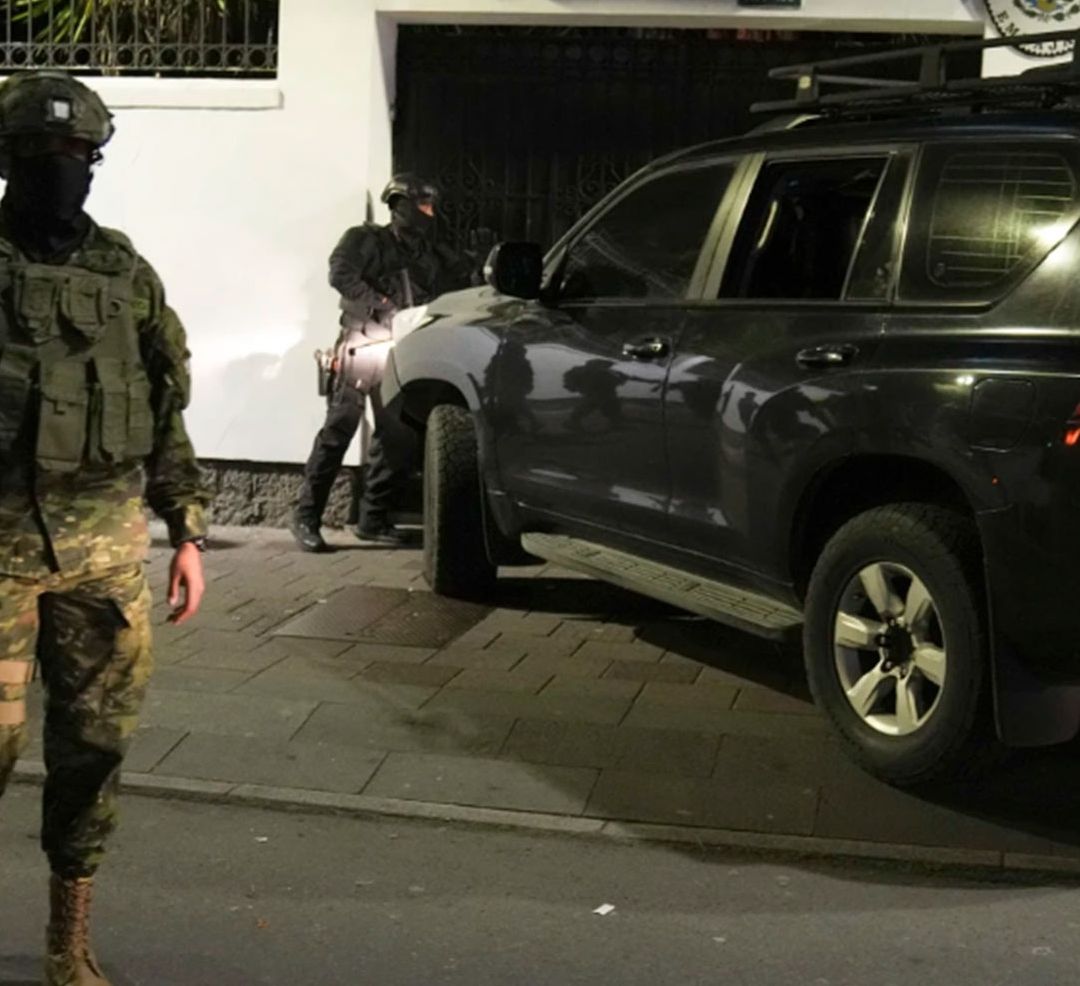 Elementos de seguridad irrumpieron en la embajada mexicana