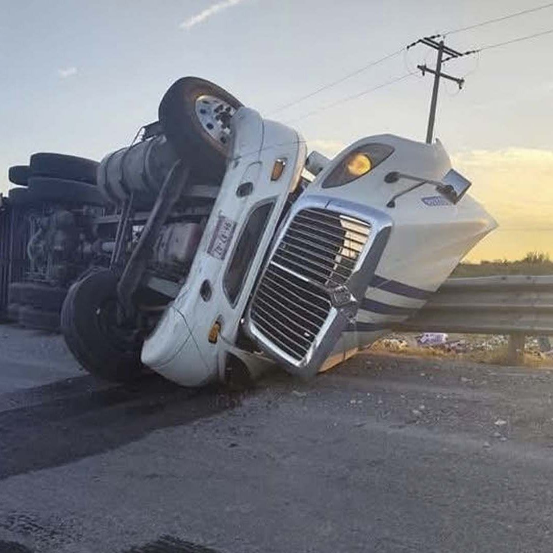 Volcadura en Carretera de Tamaulipas Desata Rapiña de Alimento Para Mascotas