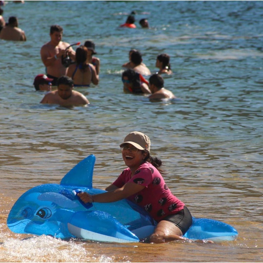 Hay un gran ambiente en la Playa Icacos y los turistas asegura que no está enterada de la advertencia sanitaria.