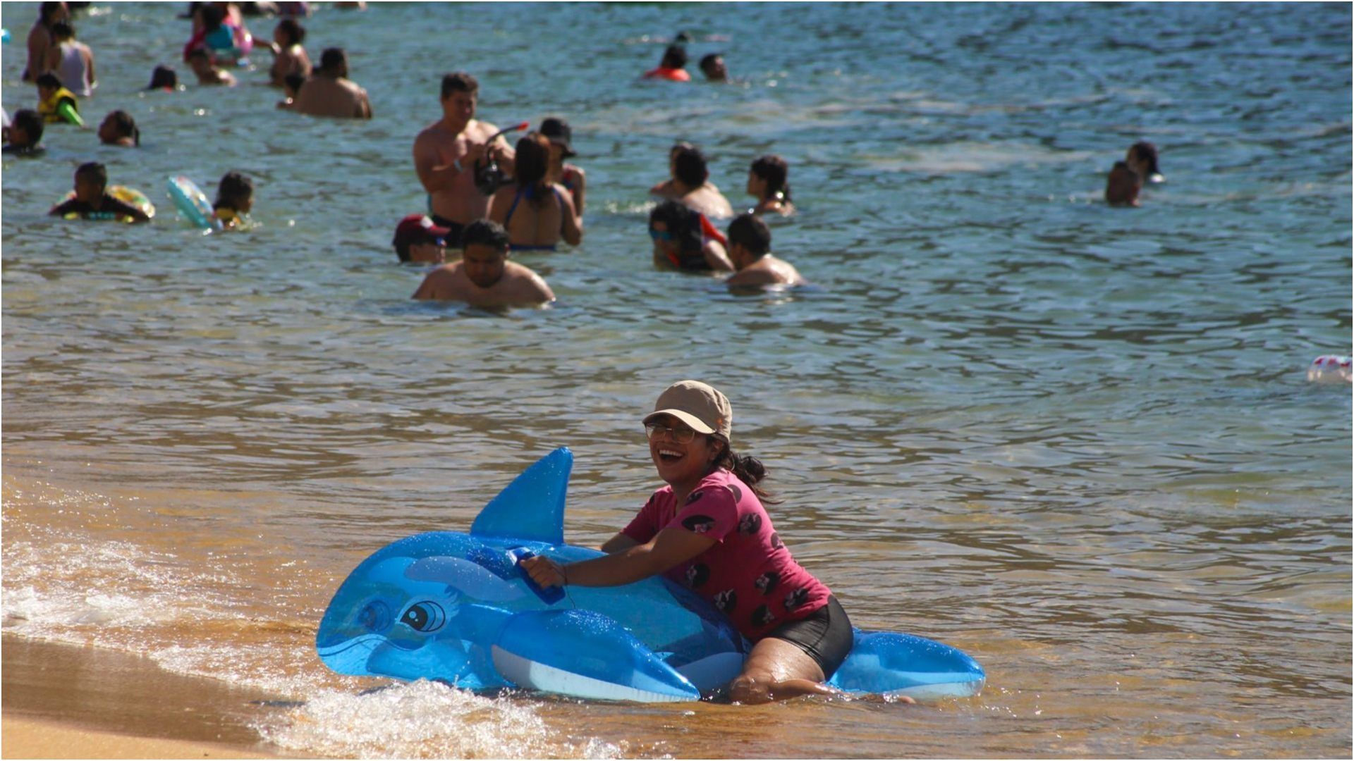 Hay un gran ambiente en la Playa Icacos y los turistas asegura que no está enterada de la advertencia sanitaria.