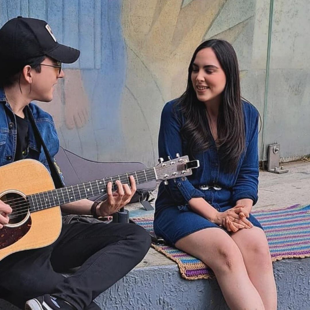 Andrea Ele se presenta en calles de la CDMX