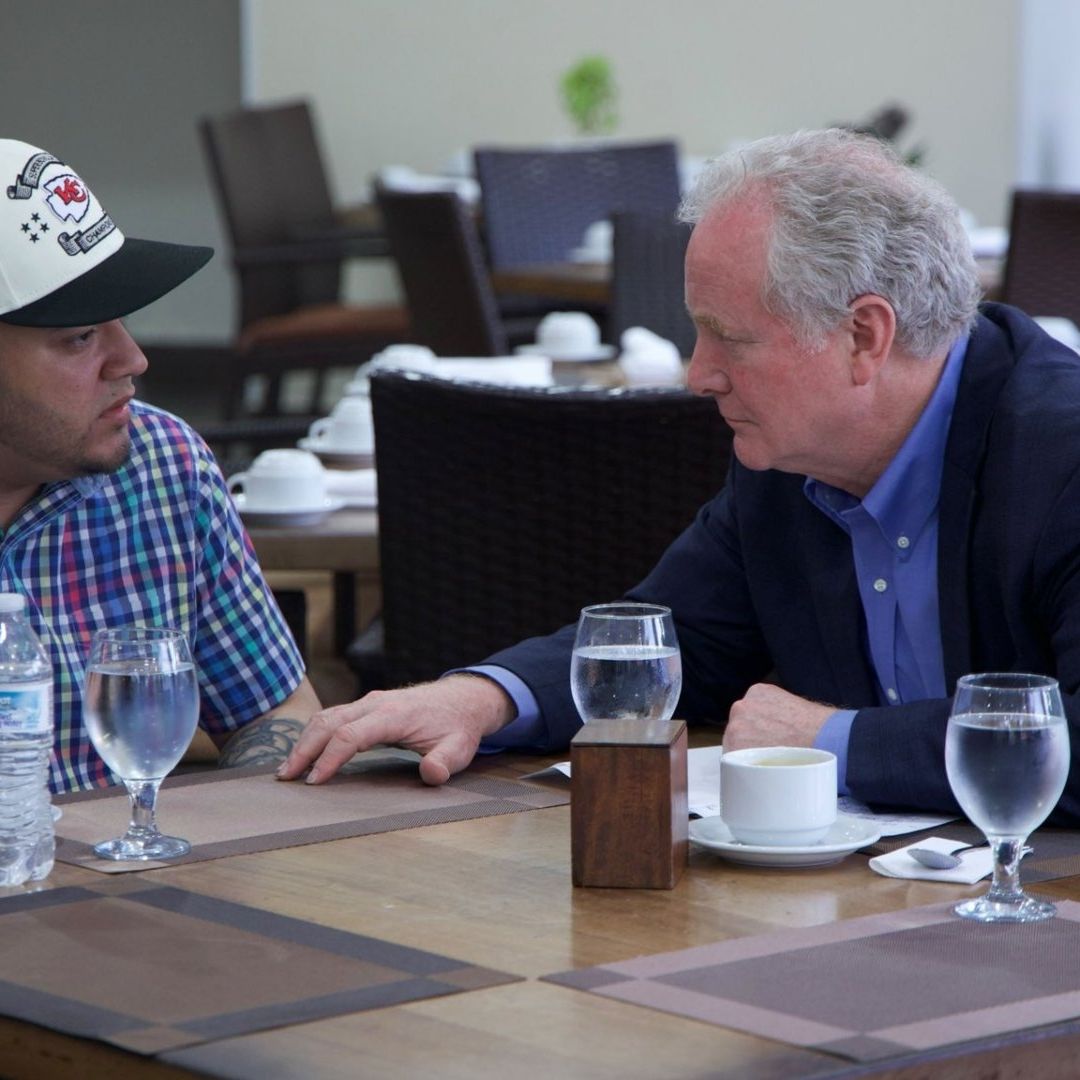 Senador demócrata Chris Van Hollen se reunió con Kilmar Ábrego García en El Salvador.