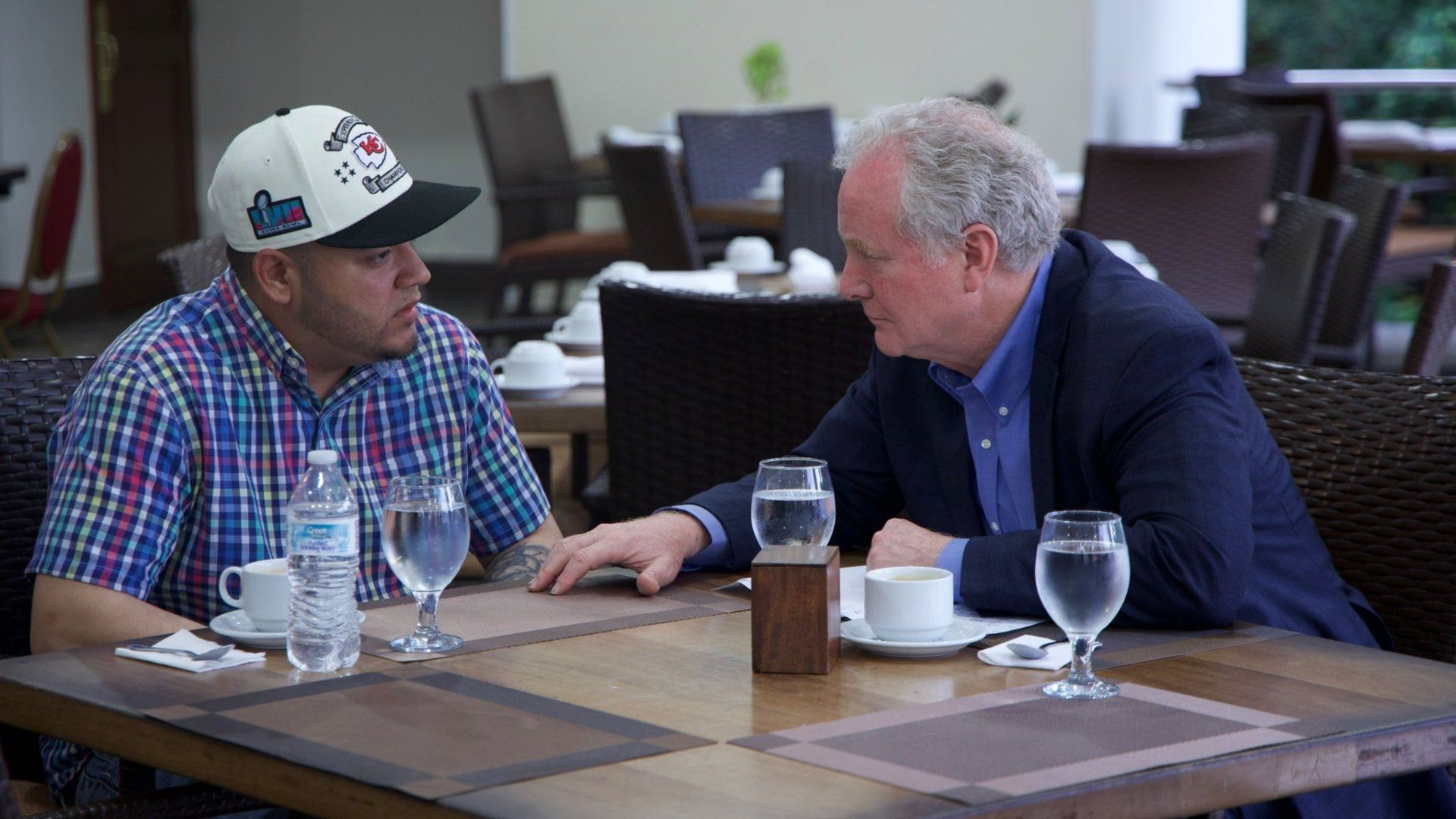 Senador demócrata Chris Van Hollen se reunió con Kilmar Ábrego García en El Salvador.