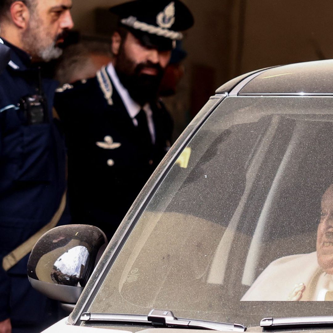 Policías saludan al papa Francisco