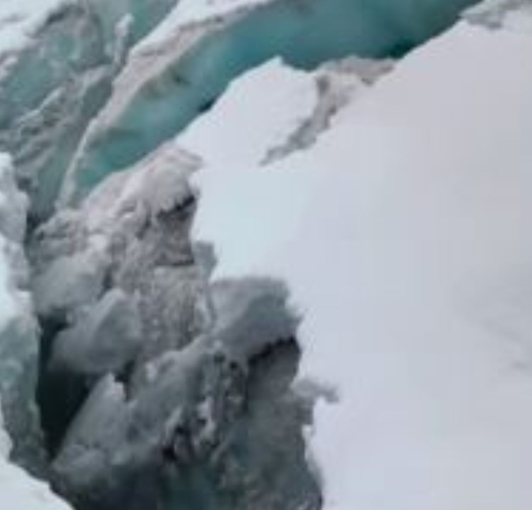 Se Desprende Enorme Glaciar de Volcán en Perú; Mexicano Graba el Angustiante Momento