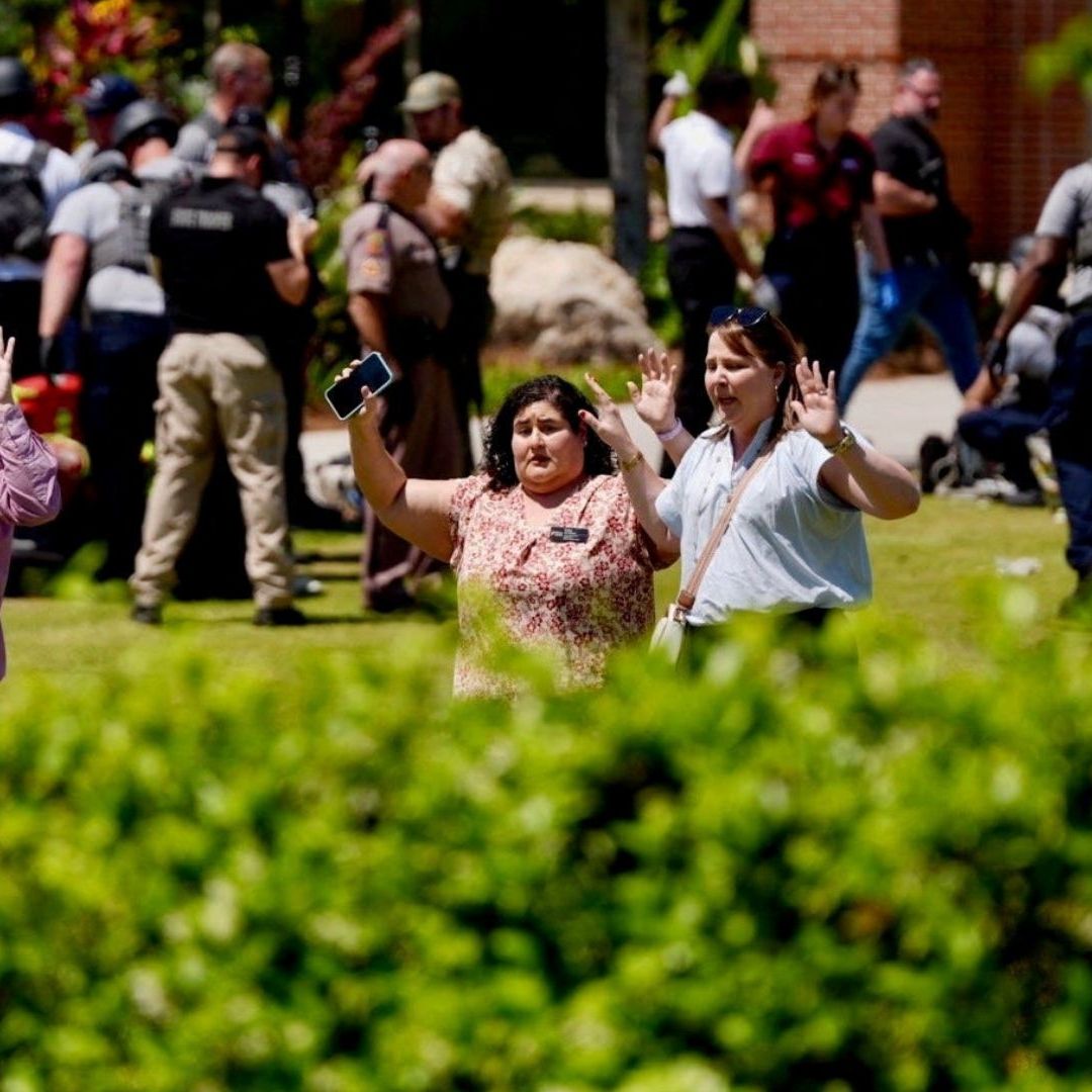 Hay dos muertos, seis lesionados y un detenido tras tiroteo en universidad de Florida.