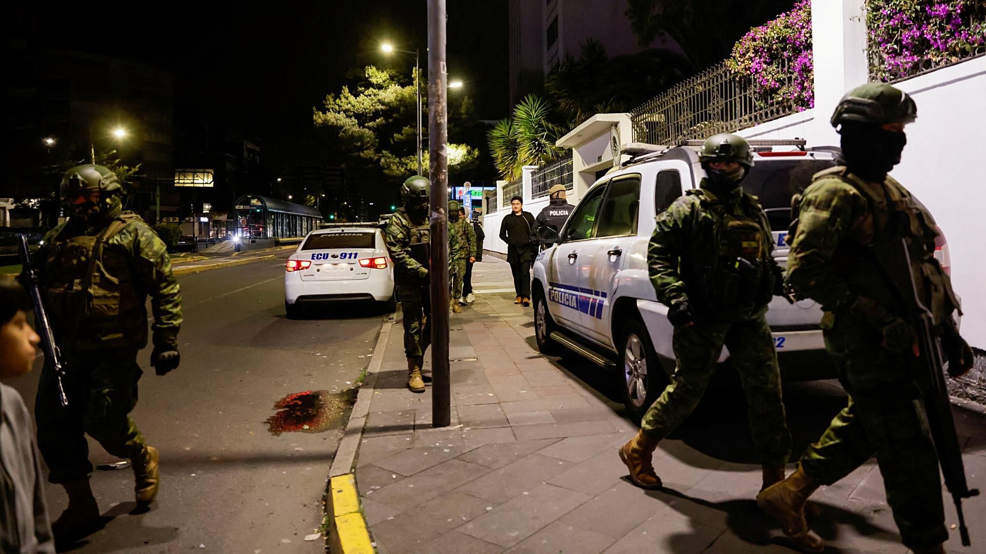 Casa Blanca Condena ‘Uso de la fuerza’ contra Embajada de México en Ecuador