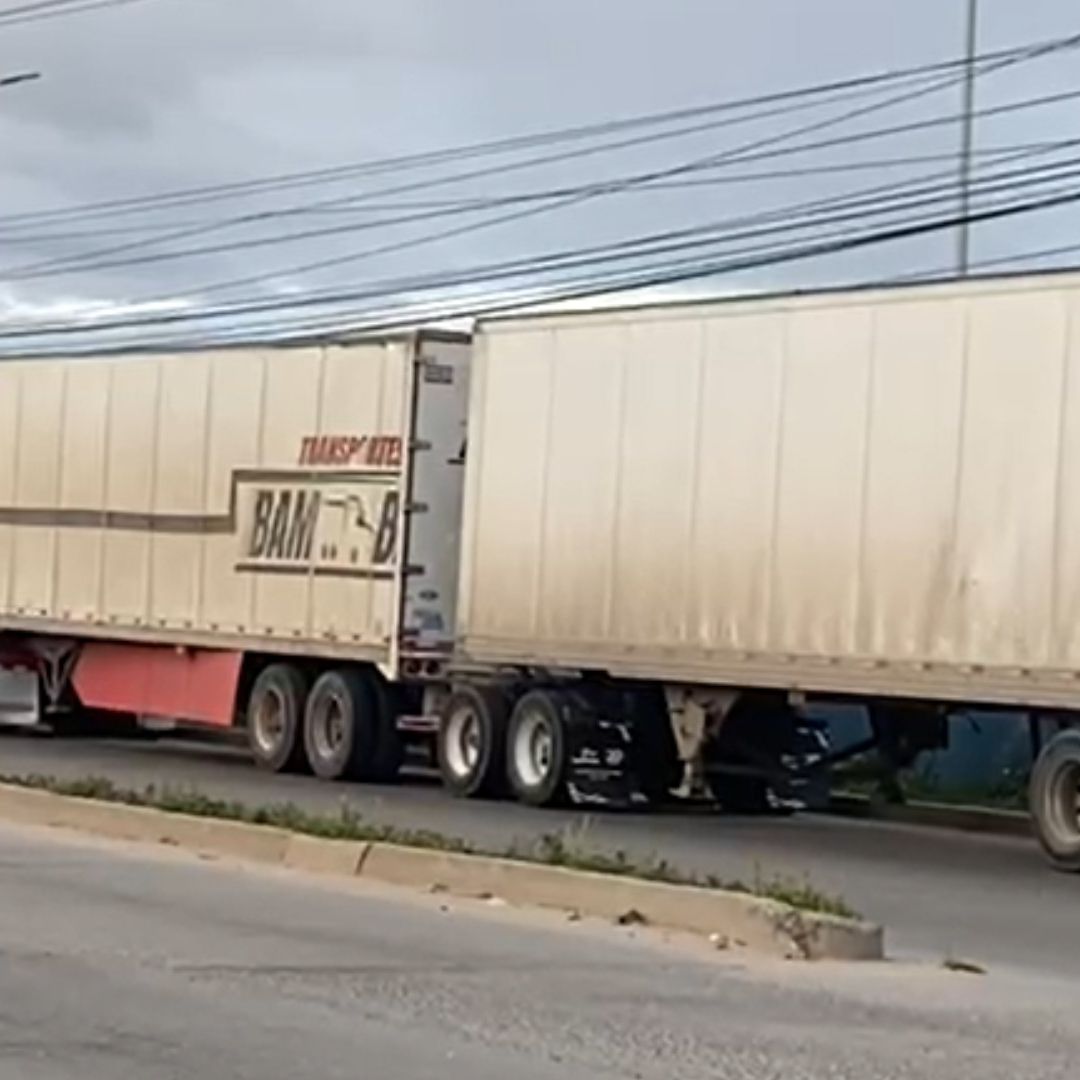 Aseguran Tráiler con Presunta Droga en el Ejido Uruapan en Ensenada