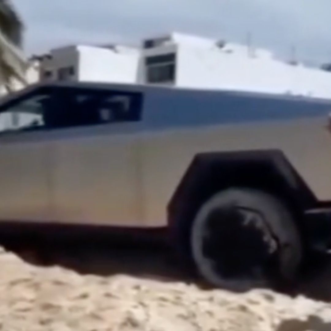 Camioneta eléctrica entra a zona de playa en Yucatán y se atasca en la arena.