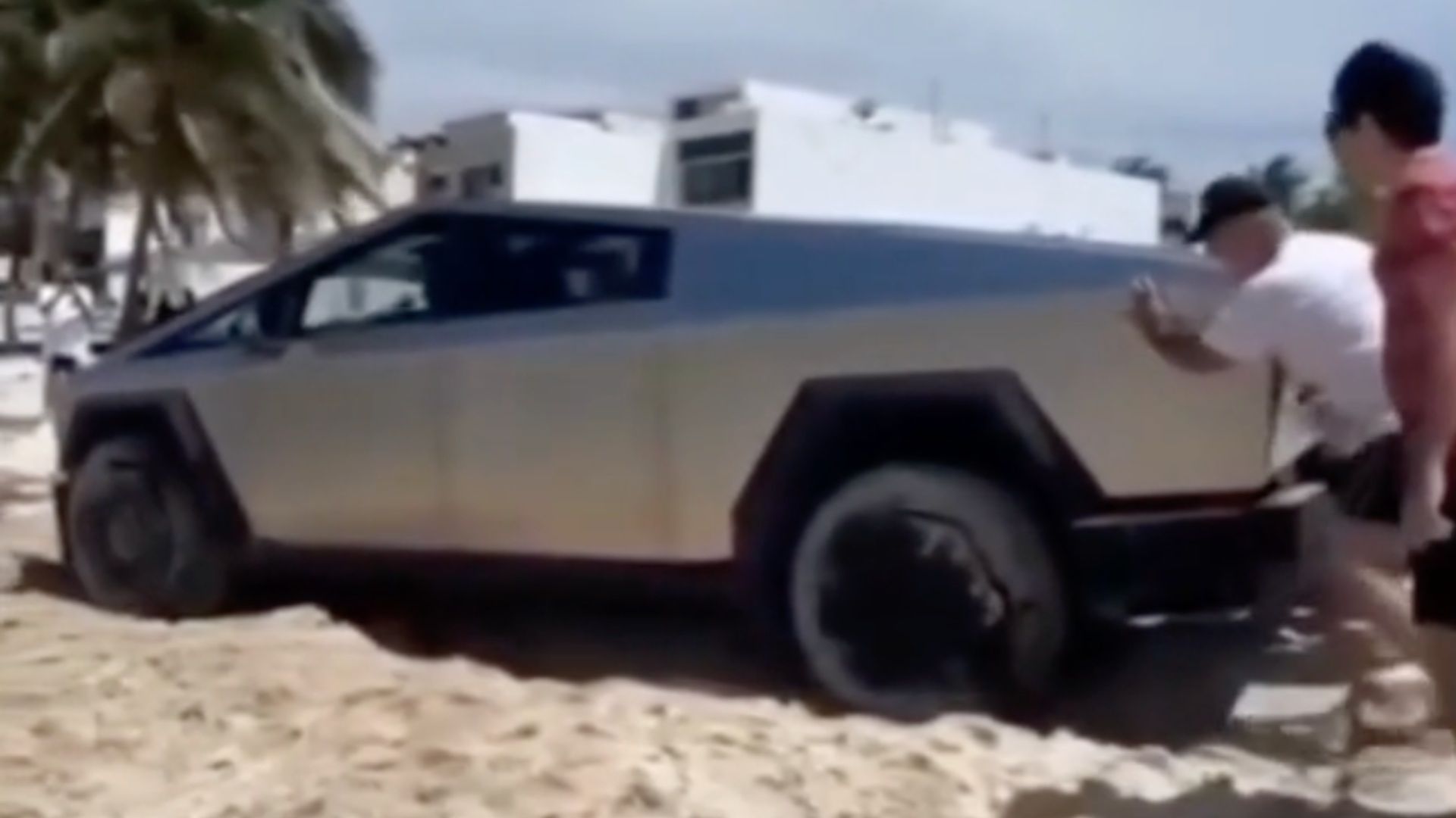 Camioneta eléctrica entra a zona de playa en Yucatán y se atasca en la arena.
