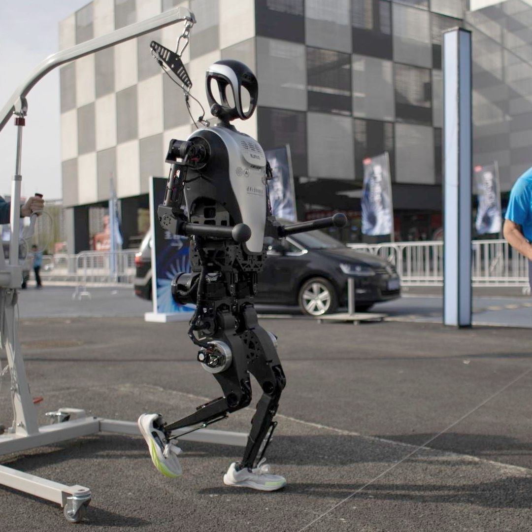 ¿Es Ficción? No, Humanos y Robots Compiten en un Medio Maratón en China
