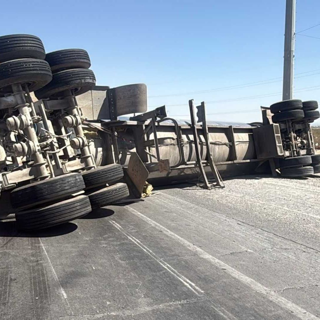 Pipa con Lácteos Sufre Volcadura en la Carretera Panamericana de Ciudad Juárez