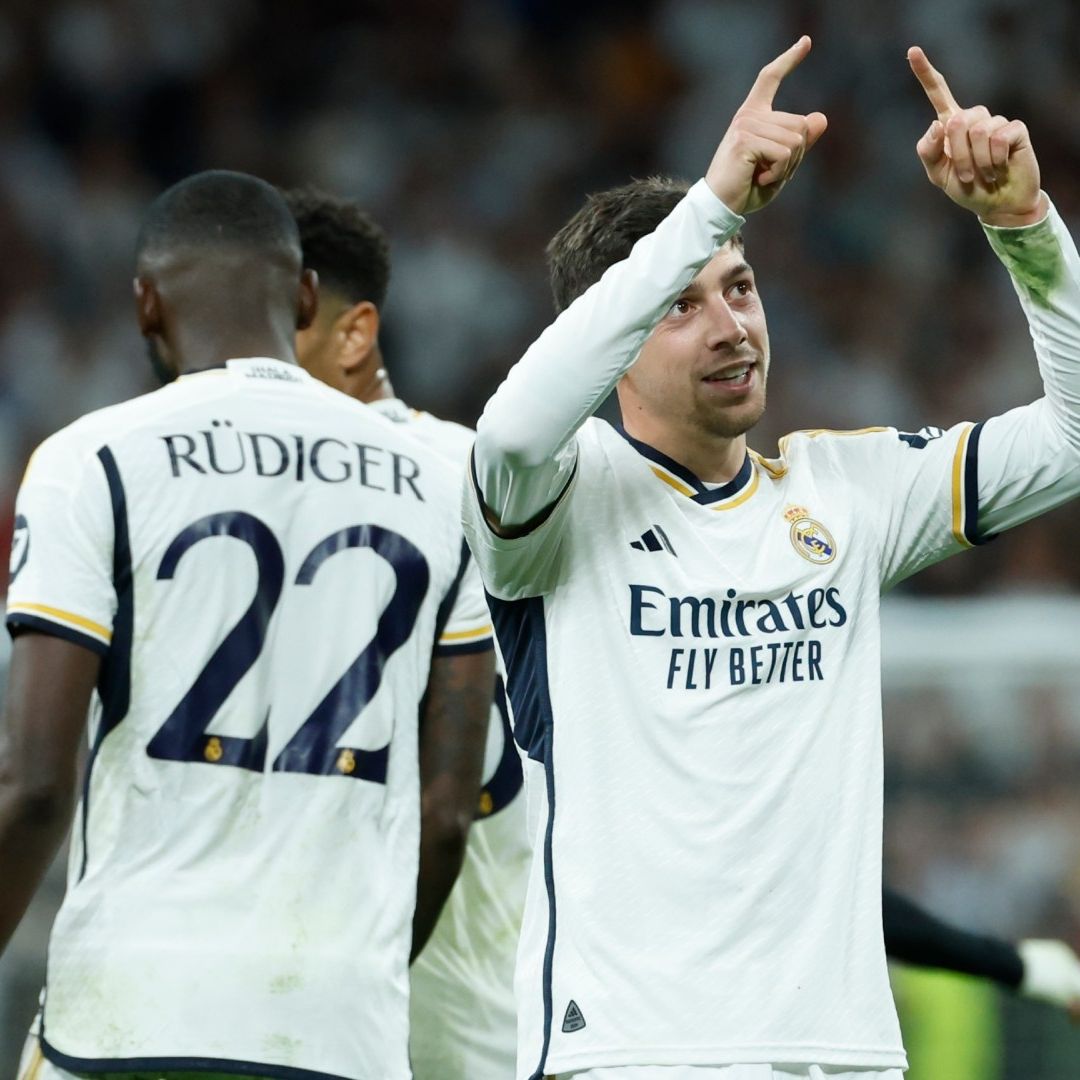 El centrocampista del Real Madrid Fede Valverde celebra su gol durante el partido de ida de cuartos de final de la Liga de Campeones contra Manchester City