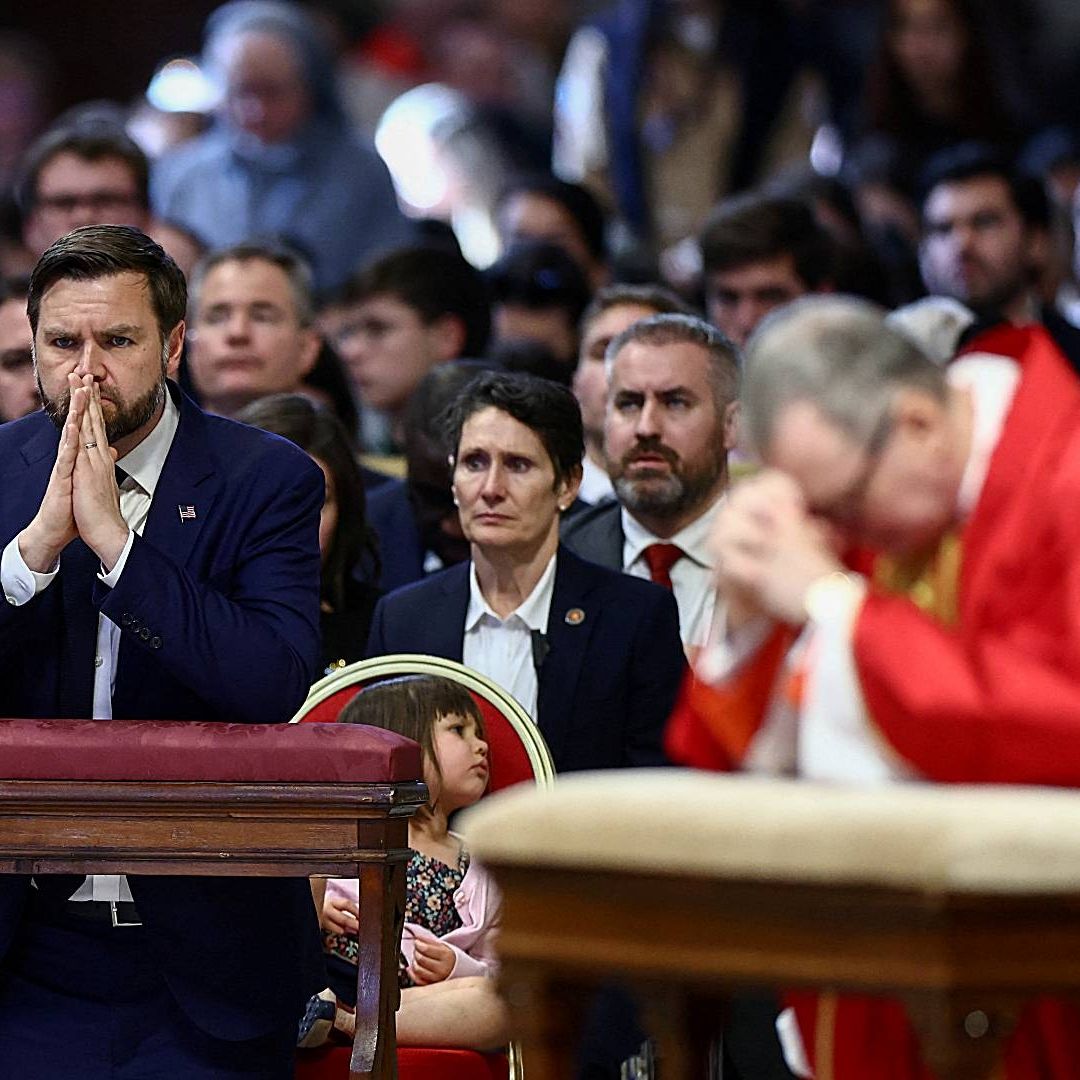 JD Vance reza en la celebración de la Pasión de Cristo del Viernes Santo en el Vaticano.