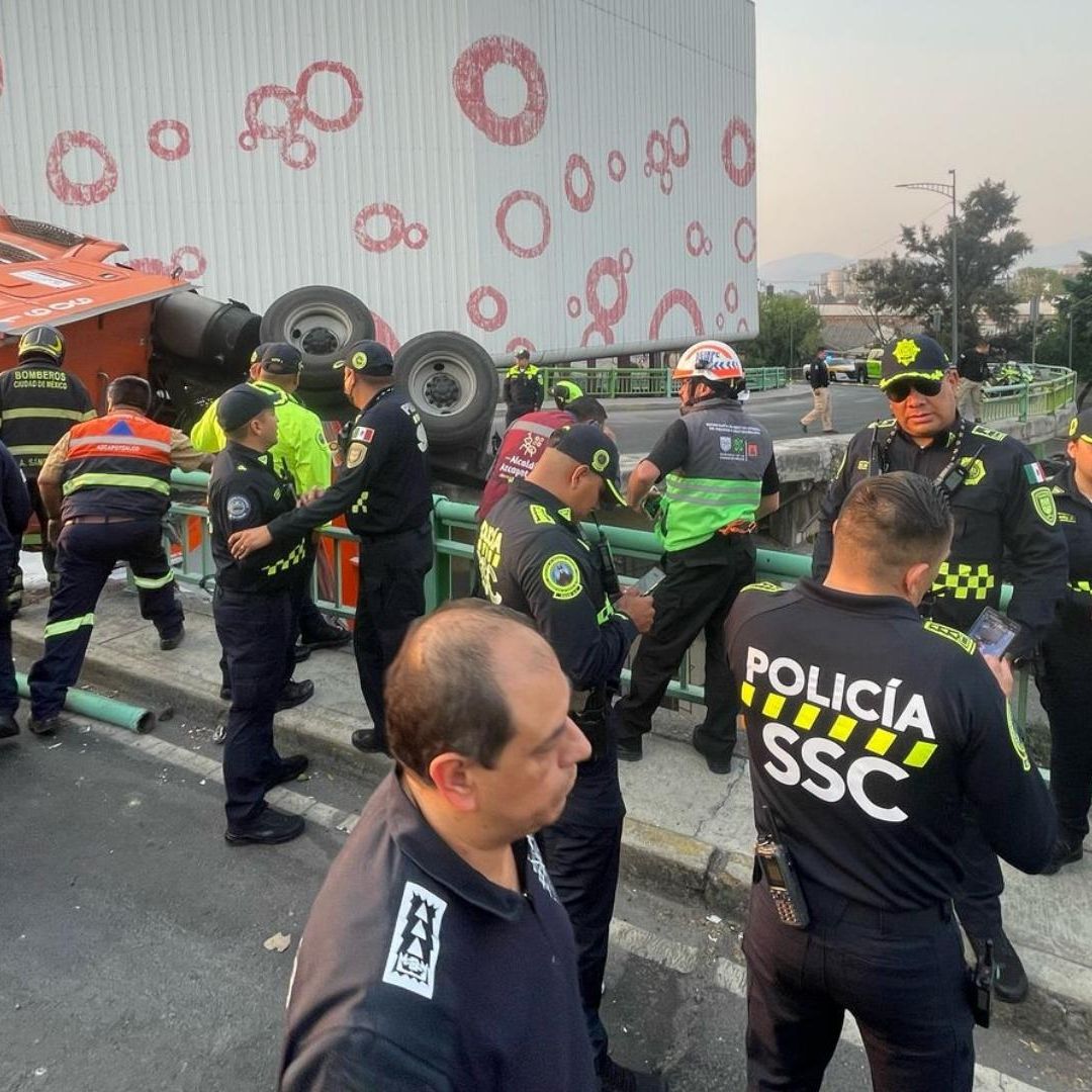 Trabajan para retirar tráiler accidentado