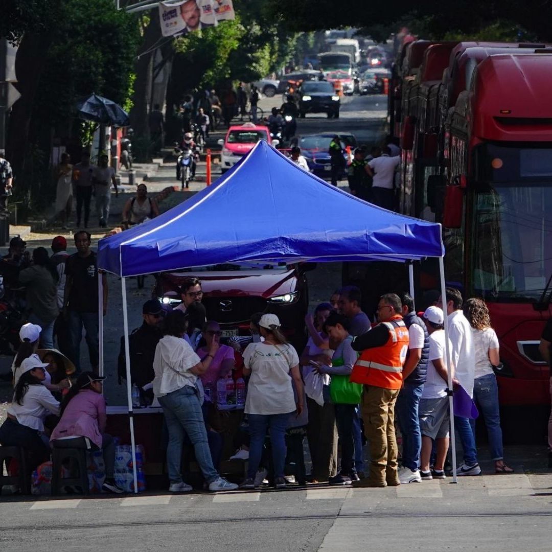 Vecinos de la alcaldía Benito Juárez, en la Ciudad de México  bloquean hoy 10 de abril de 2024 por segundo día consecutivo la avenida Insurgentes Sur