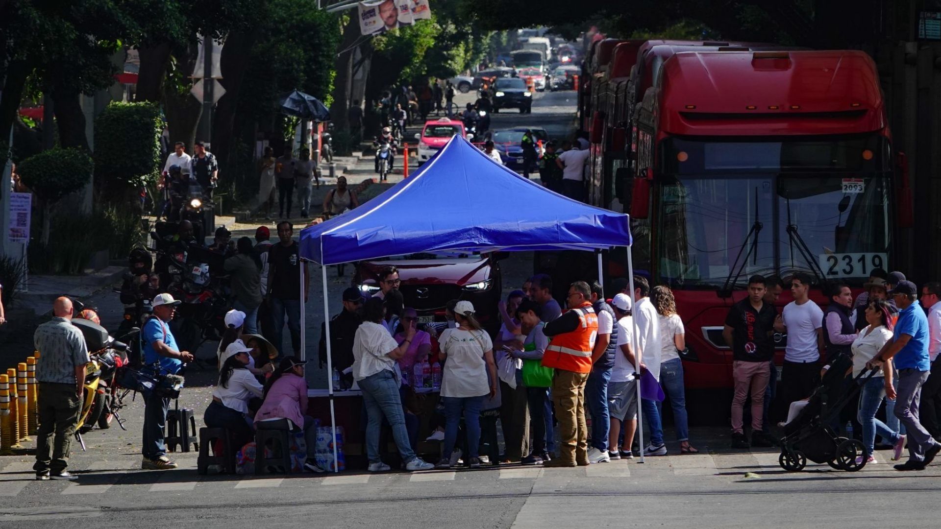 Vecinos de la alcaldía Benito Juárez, en la Ciudad de México  bloquean hoy 10 de abril de 2024 por segundo día consecutivo la avenida Insurgentes Sur