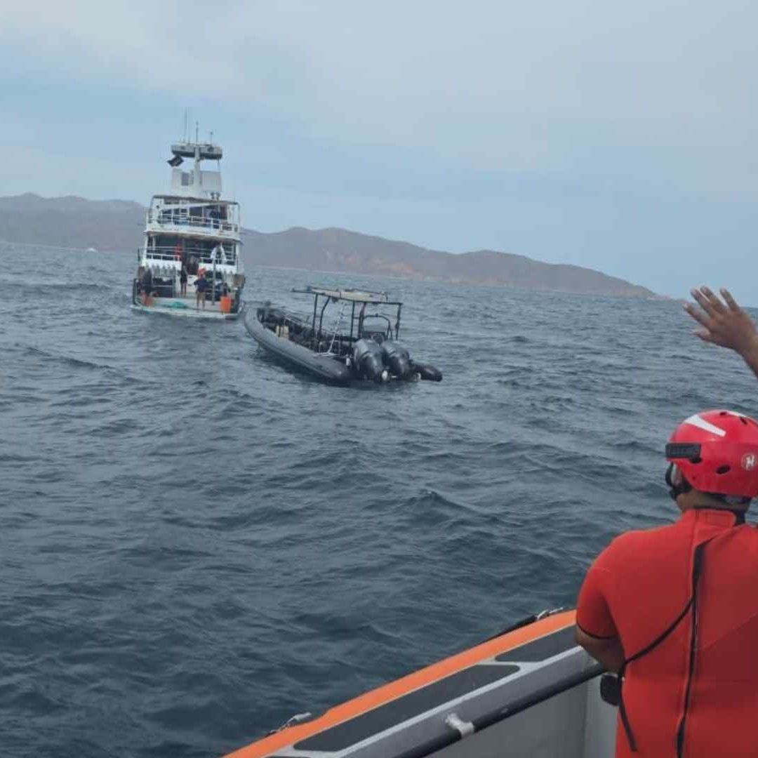 Rescatan a 2 Canadienses que Naufragaron tras Desplome de Aeronave en Baja California Sur