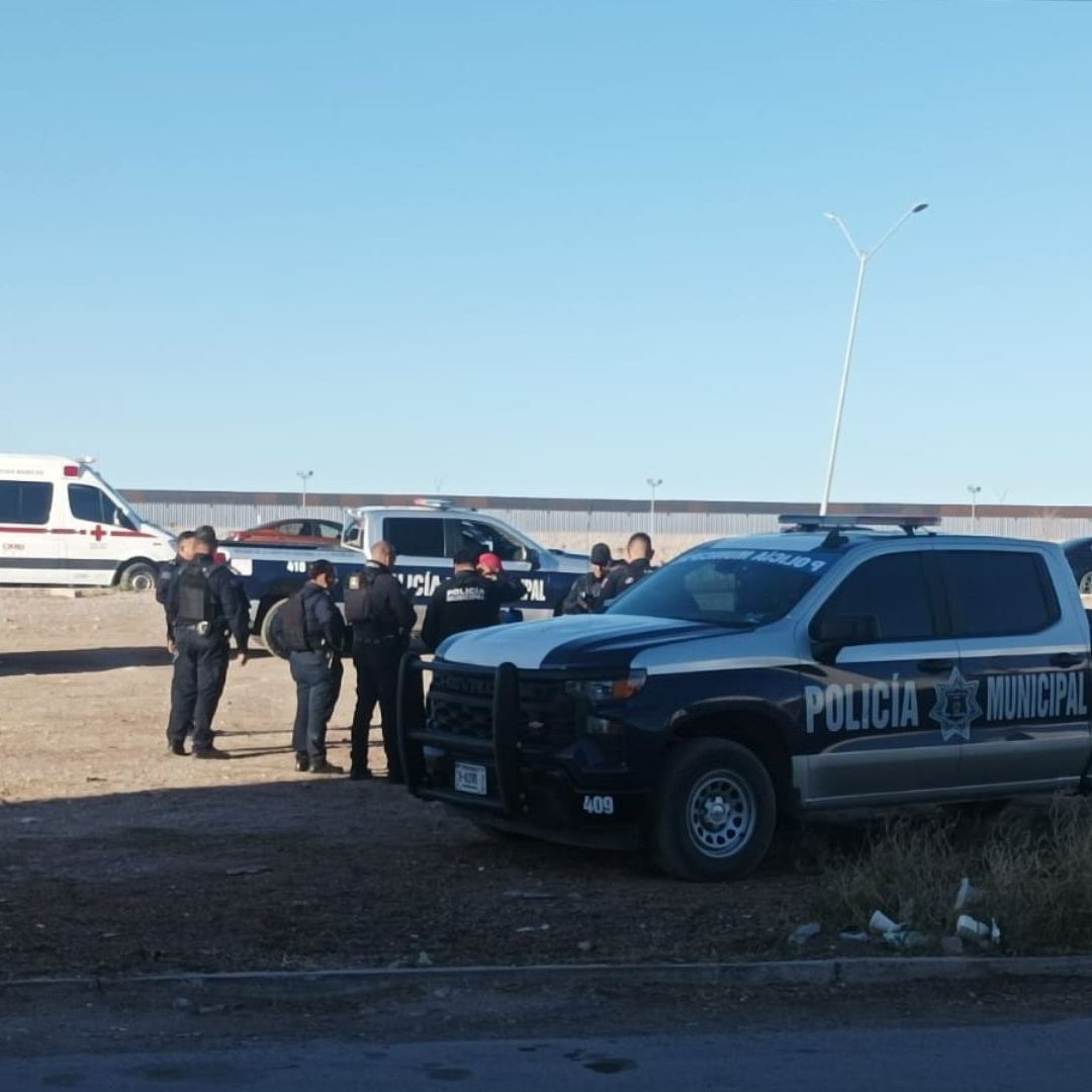 Reportaron al 911 que un Vehículo Arrojó a un Hombre Encobijado; Seguía con Vida