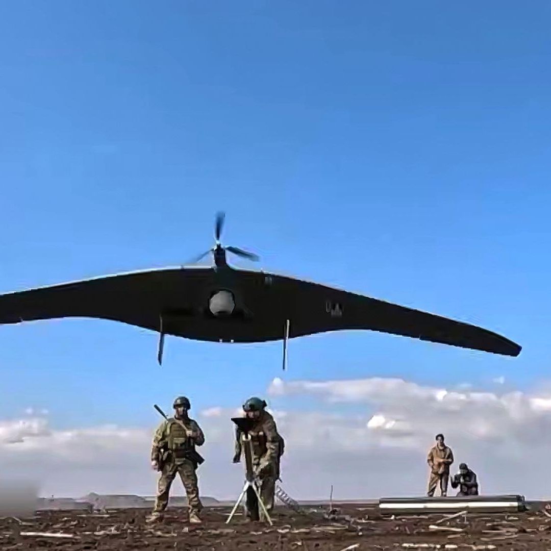 soldados rusos lanzan un dron de inteligencia Supercam hacia posiciones ucranianas en Ucrania