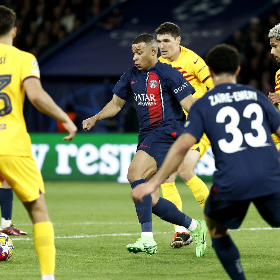 Kylian Mbappé, del PSG, en acción contra el Barcelona durante los cuartos de final de la Liga de Campeones de la UEFA