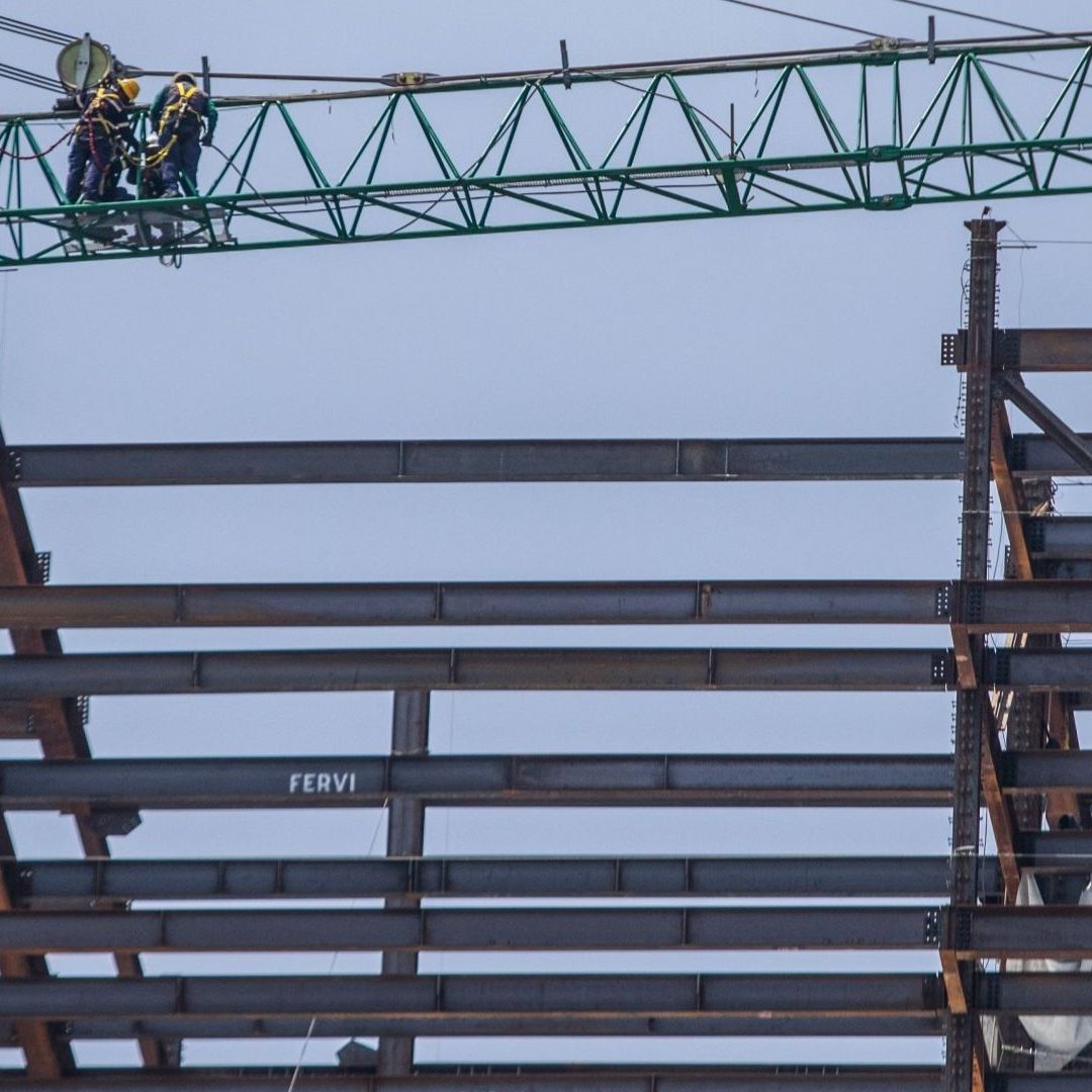 Empleados sobre vigas de acero en construcción en México