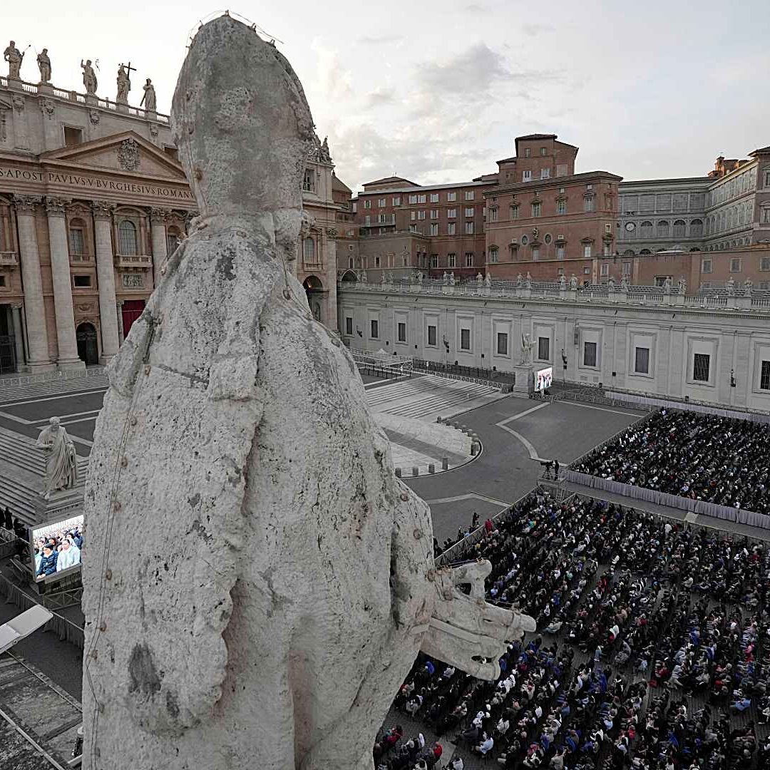 Miles se congregan para rezar el rosario en honor al papa Francisco