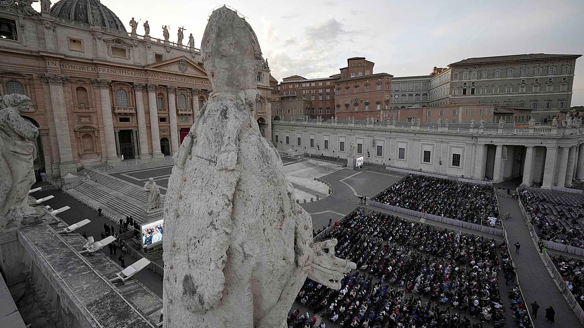 Miles se congregan para rezar el rosario en honor al papa Francisco