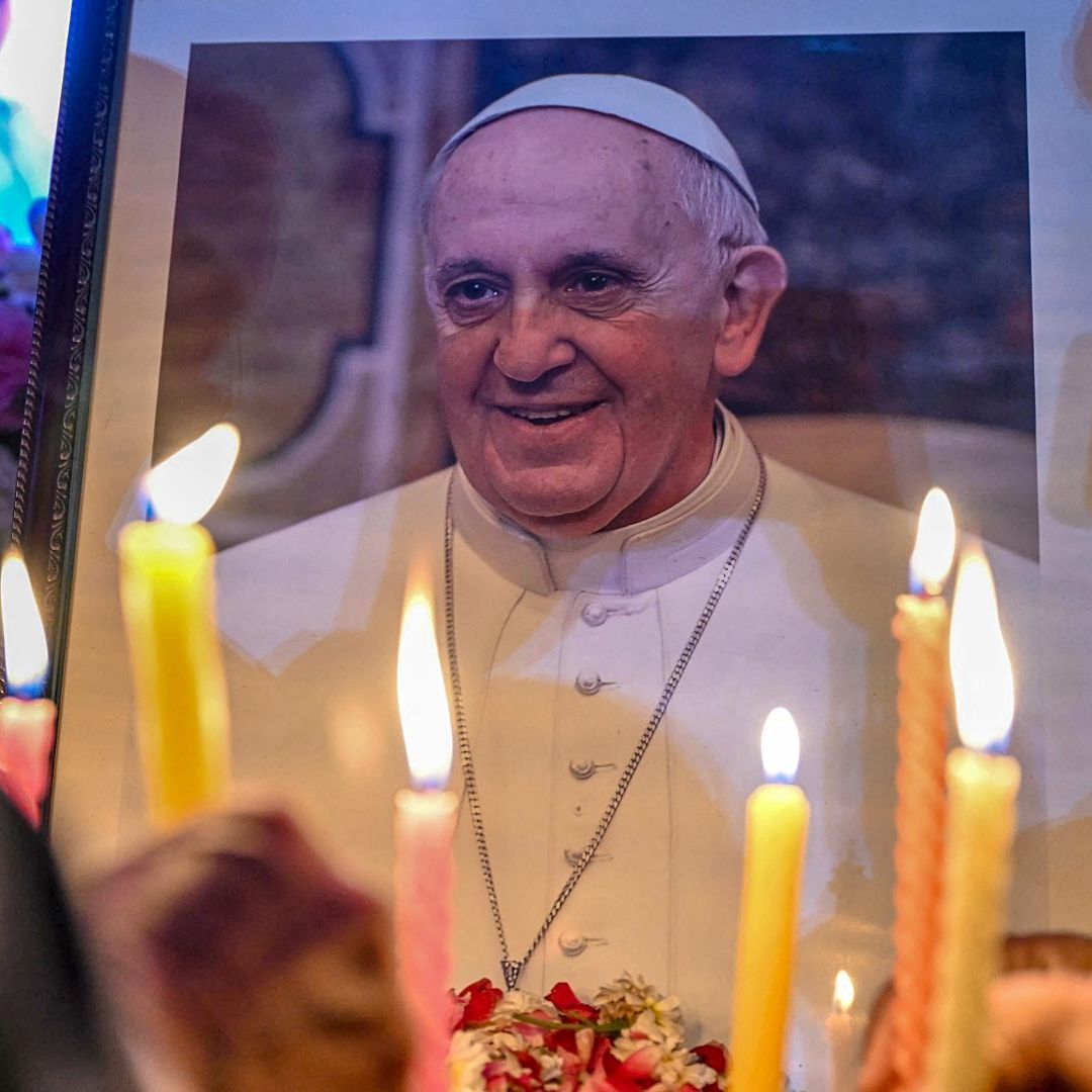 Personas encienden velas para rendir homenaje al papa Francisco en Nueva Delhi