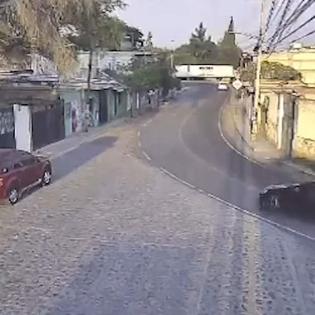 Gana Auto en Rifa y lo Estrella Contra una Casa en Pedro Escobedo