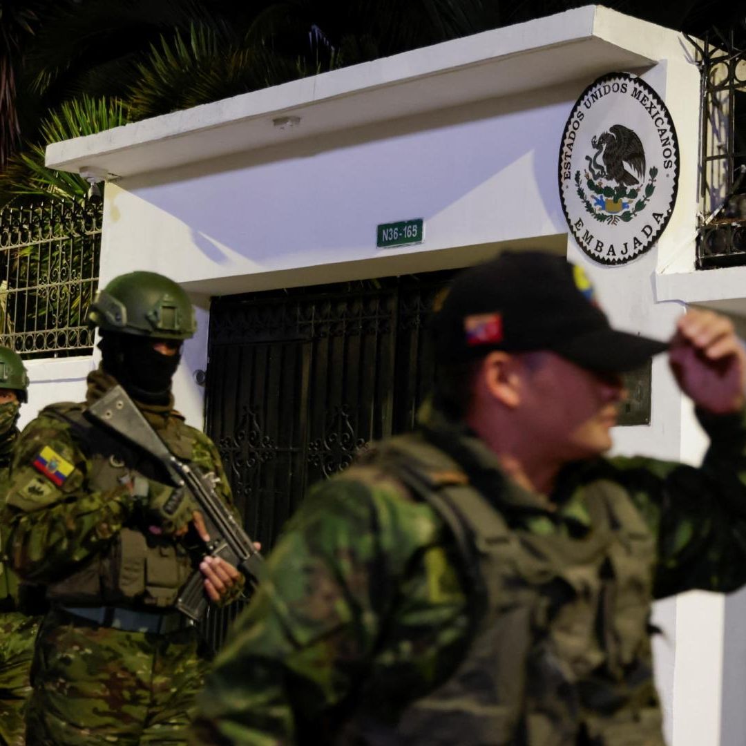 Oficiales militares afuera de la embajada de México en Quito.