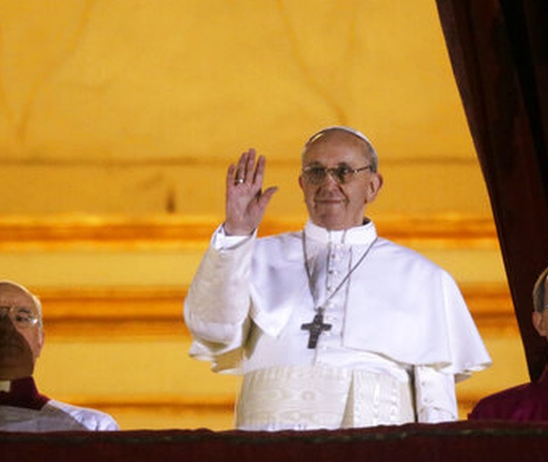 El Papa Francisco saluda desde el balcón de San Pedro tras su elección