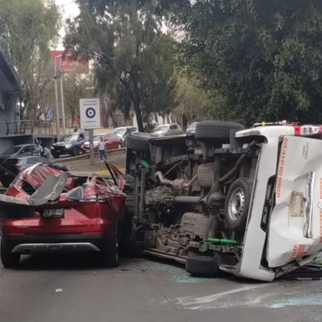 Combi de Pasajeros Cae y Aplasta a Camioneta en Periférico Norte