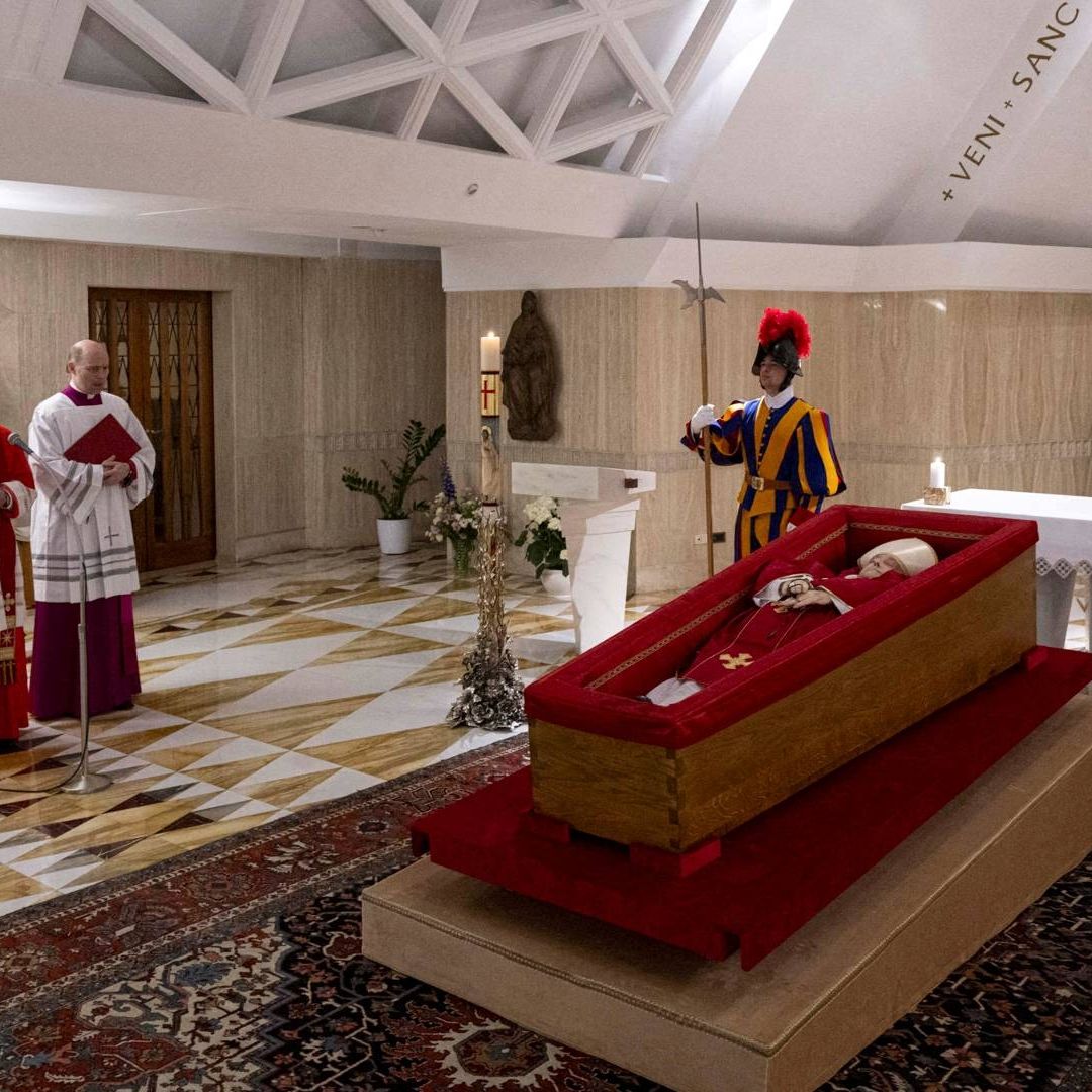 El Vaticano dio a conocer los horarios del velorio del Papa Francisco en la basílica de San Pedro que estará abierta al público