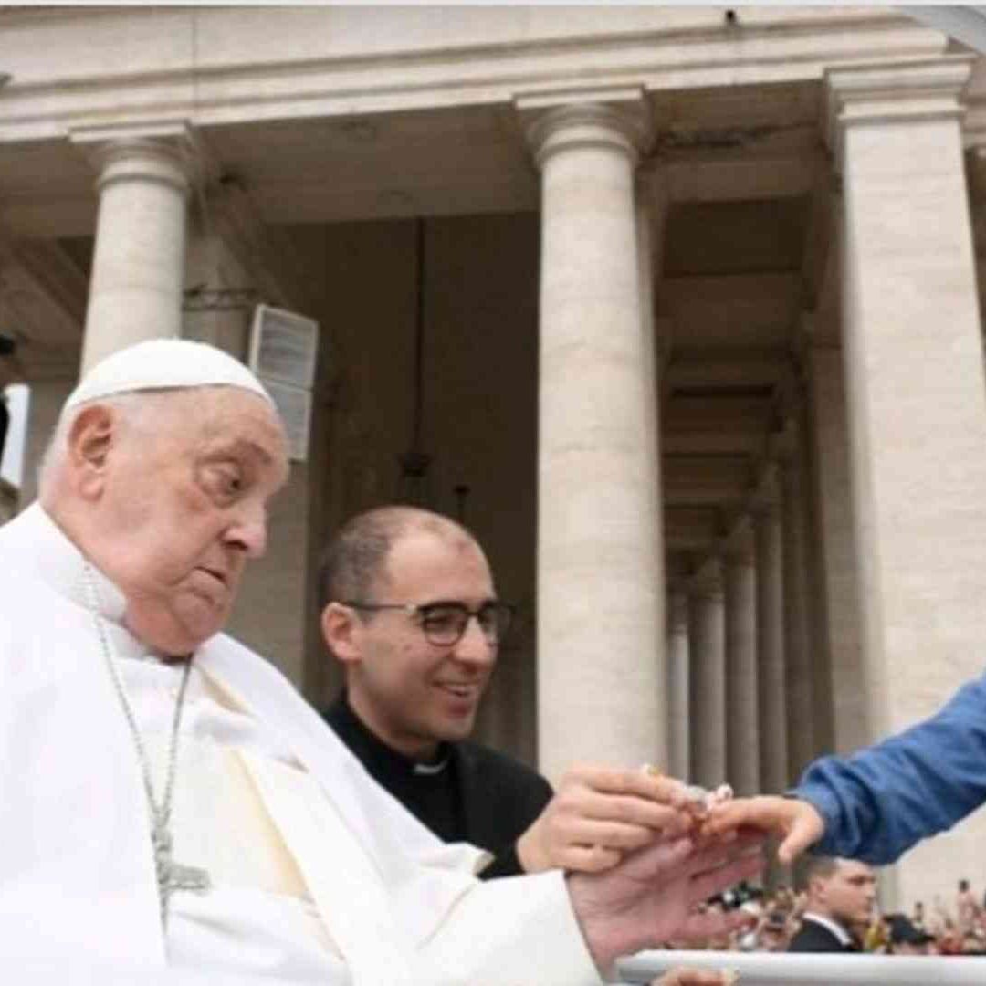 El Papa Francisco durante el recorrido en la Plaza de San Pedro