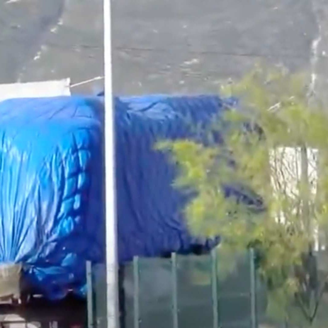 Derriba Tráiler Postes en Monterrey; Transportaba Vagón del Metro