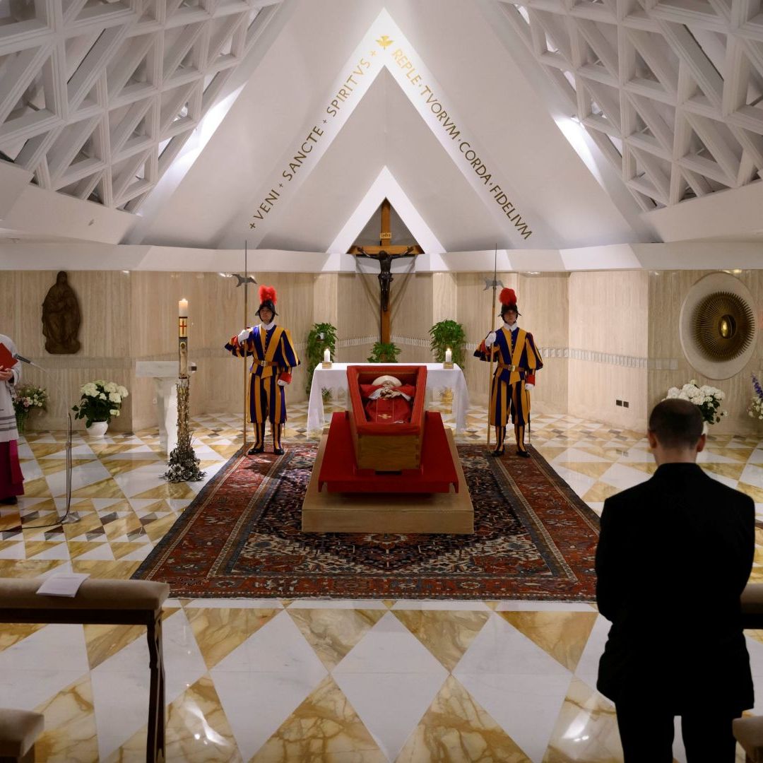 El cuerpo del Papa Francisco es expuesto en su capilla privada