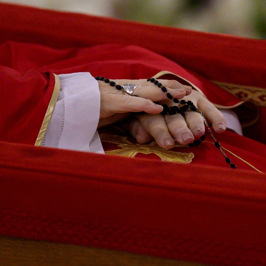 Esta es la primera vez que se permite ver el féretro del Papa Francisco desde su fallecimiento.