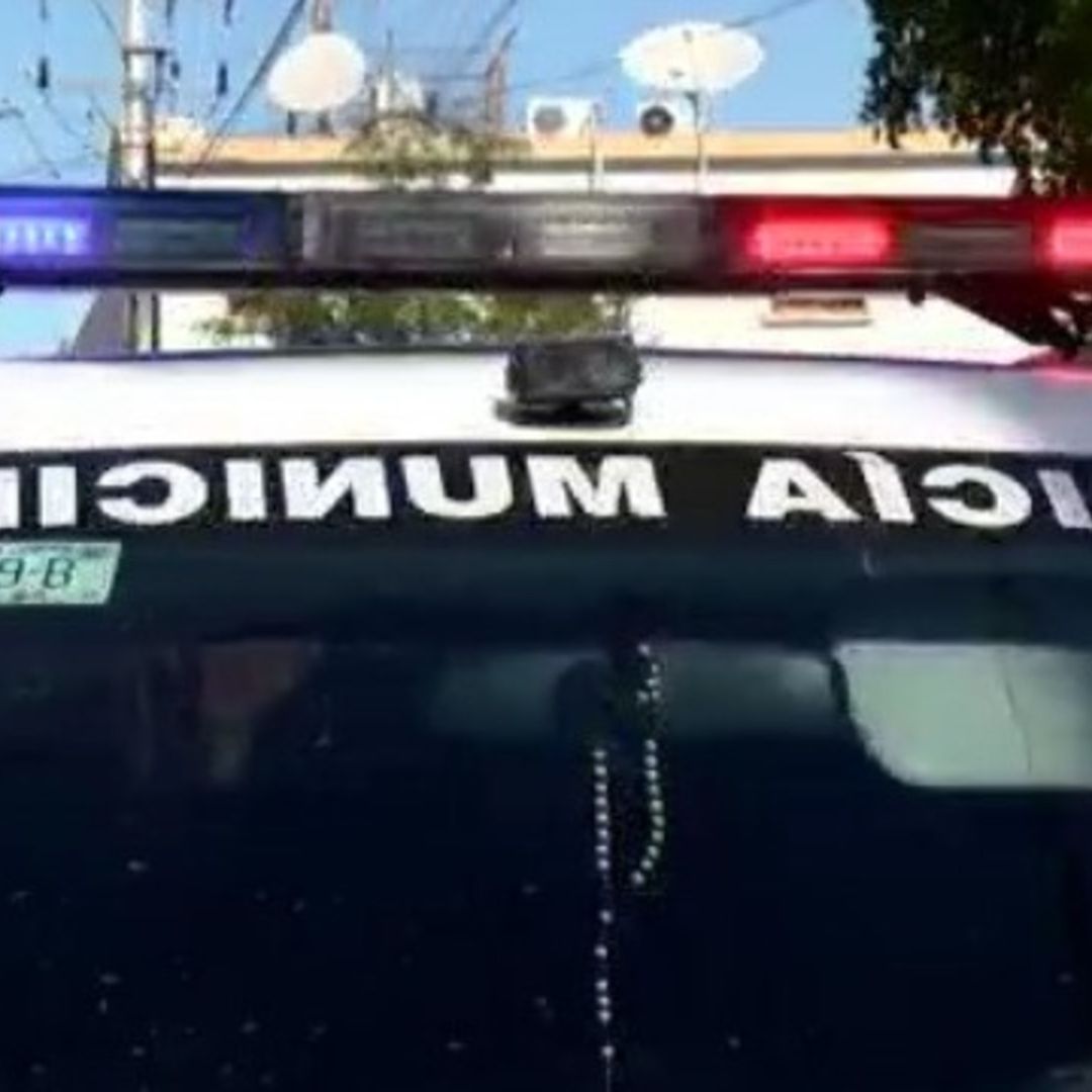 Joven Impactó su Auto contra una Casa y un Vehículo Estacionado en Colonia Villa Bonita