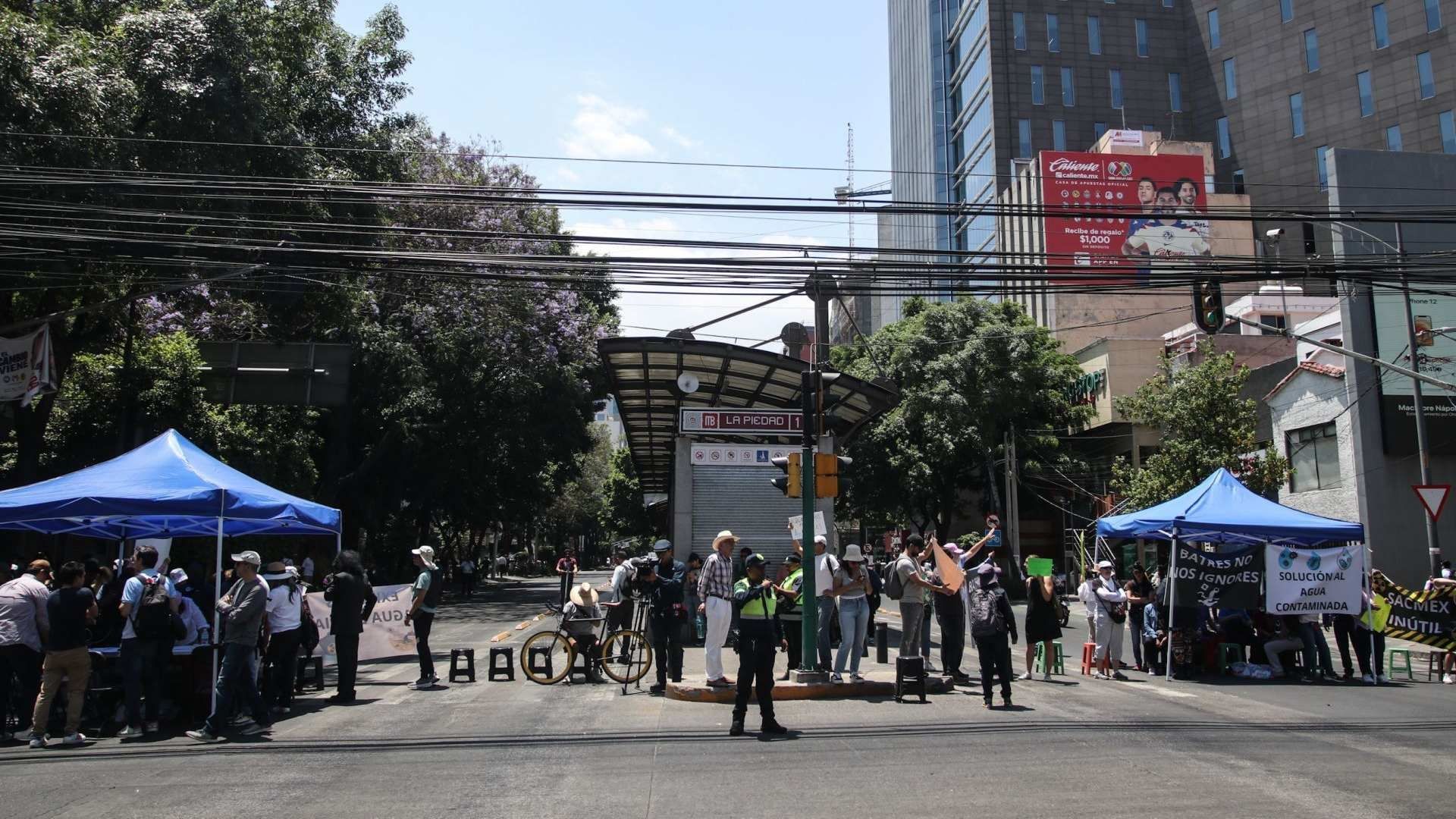 Bloqueo en Insurgentes y Xola por agua contaminada