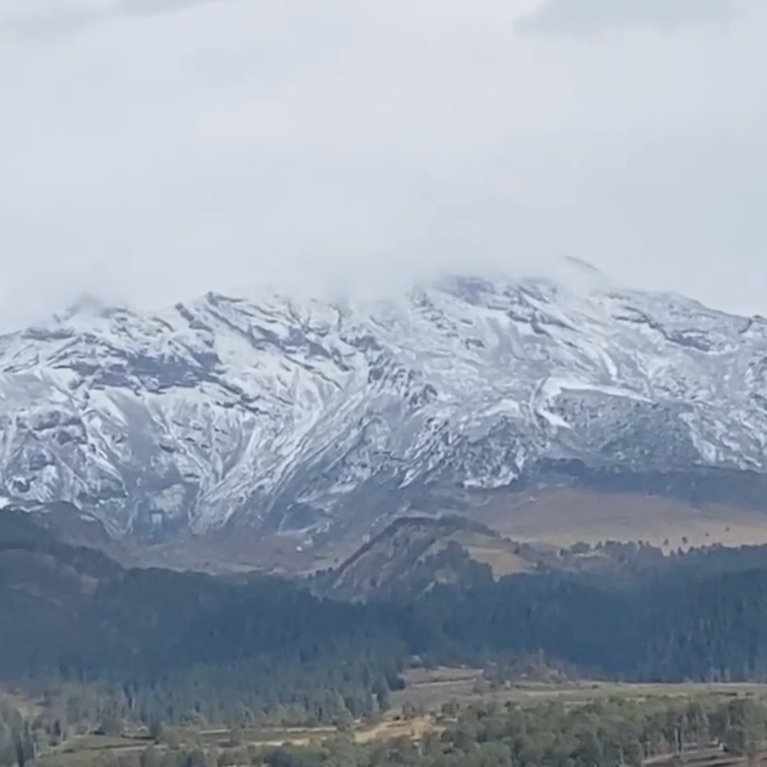 El volcán Pico de Orizaba o Citlaltépetl, se cubrió de blanco este martes 22 de abril, luego de las lluvias y la caída de granizo que se registraron en las últimas 24 horas.