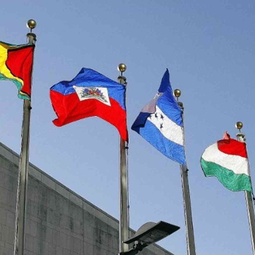 Banderas de los Estados Miembros ondean en la sede de la ONU, en Nueva York.