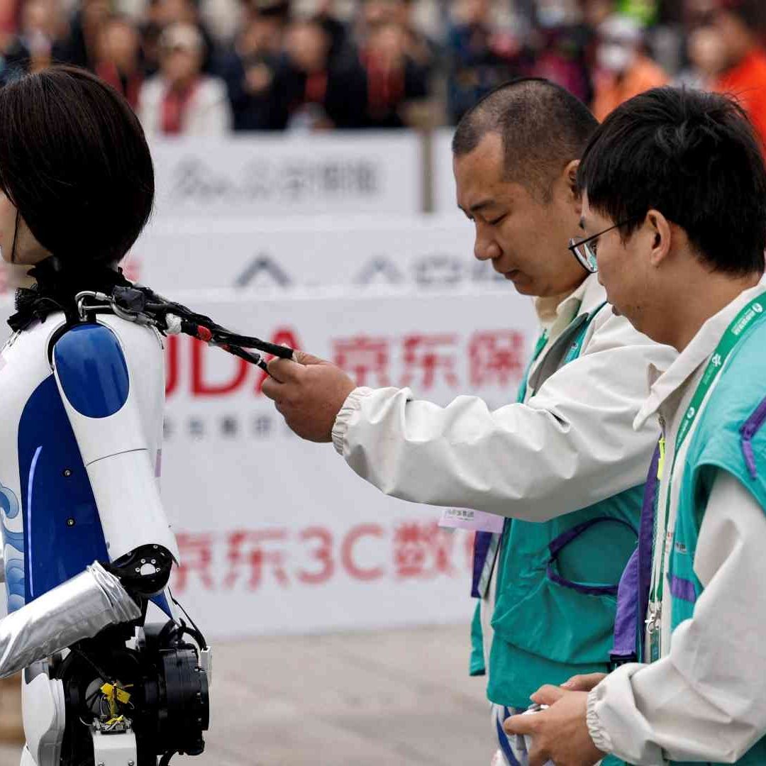 El pasado sábado, la capital china acogió el primer medio maratón del mundo con participación oficial de robots humanoides.