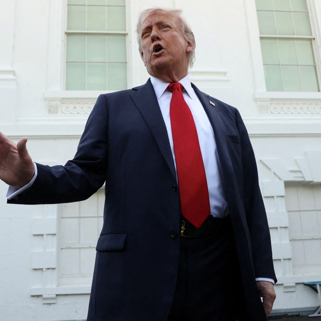 Donald Trump afuera de la Casa Blanca