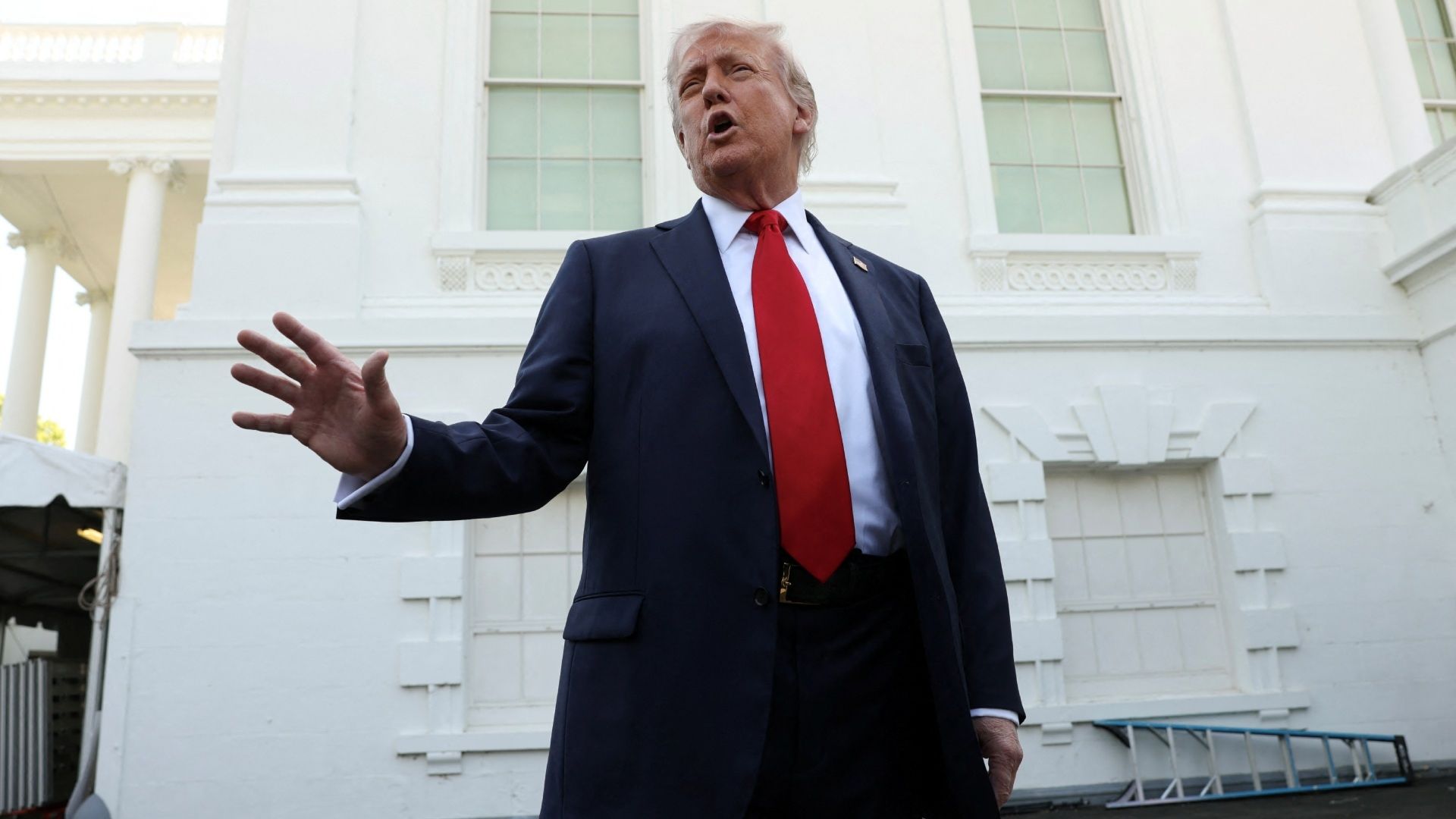 Donald Trump afuera de la Casa Blanca