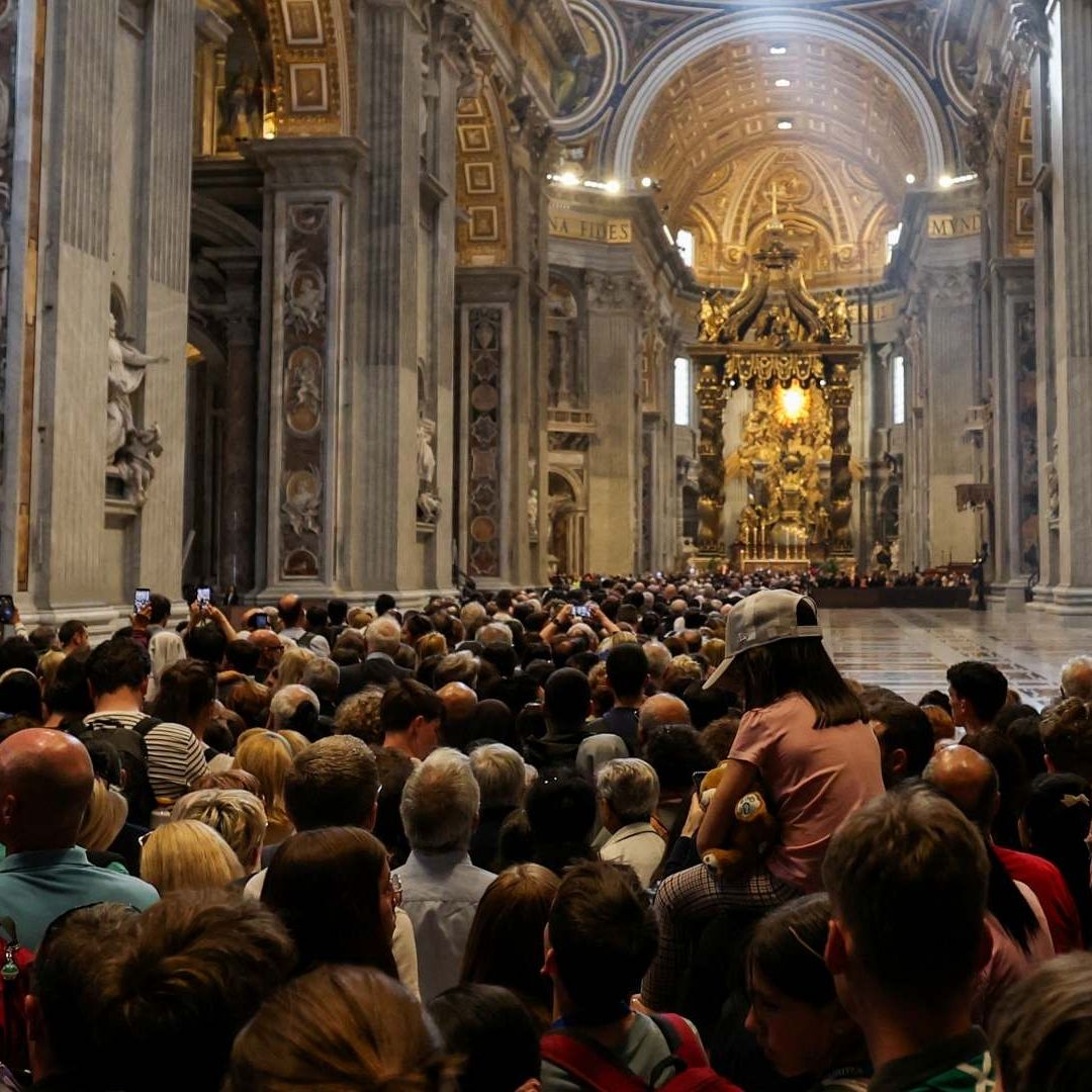 Fieles hacen fila para rendir homenaje al Papa Francisco durante su velatorio en la Basílica de San Pedro