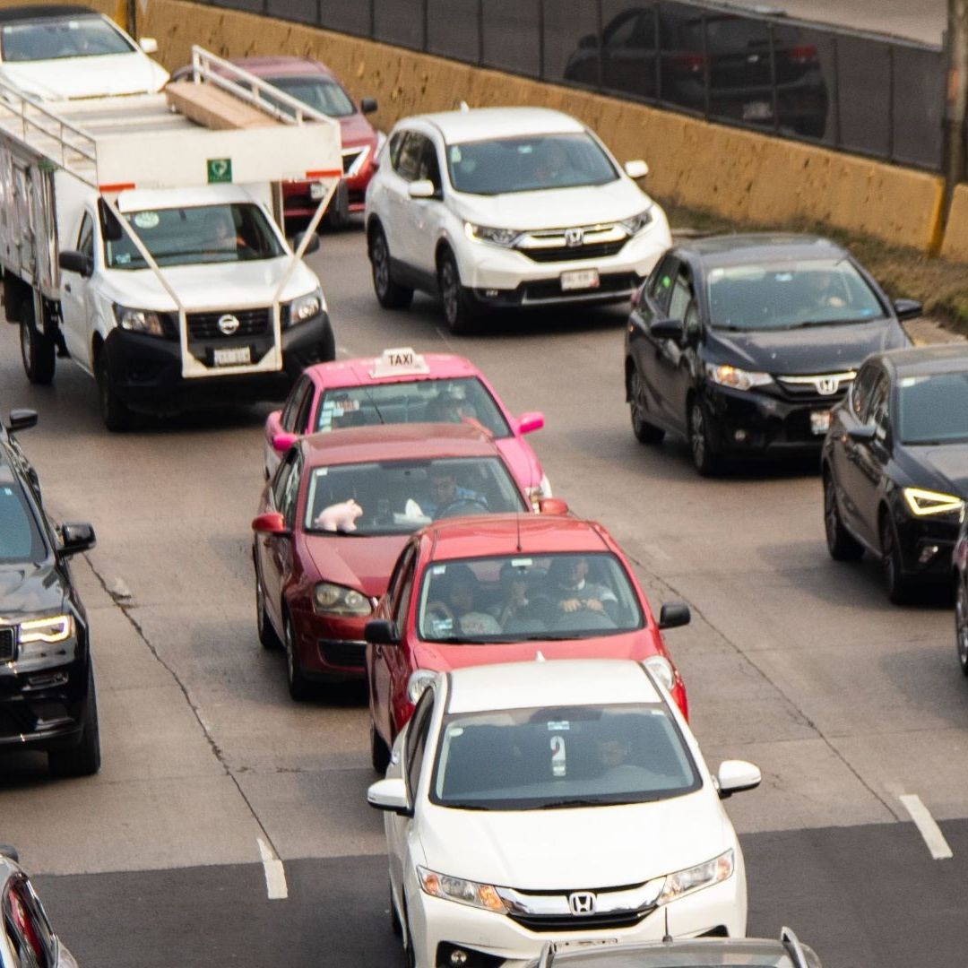 Quiénes sí circulan hoy 24 de abril 2025 placas de carros y engomados exentos en CDMX y Edomex