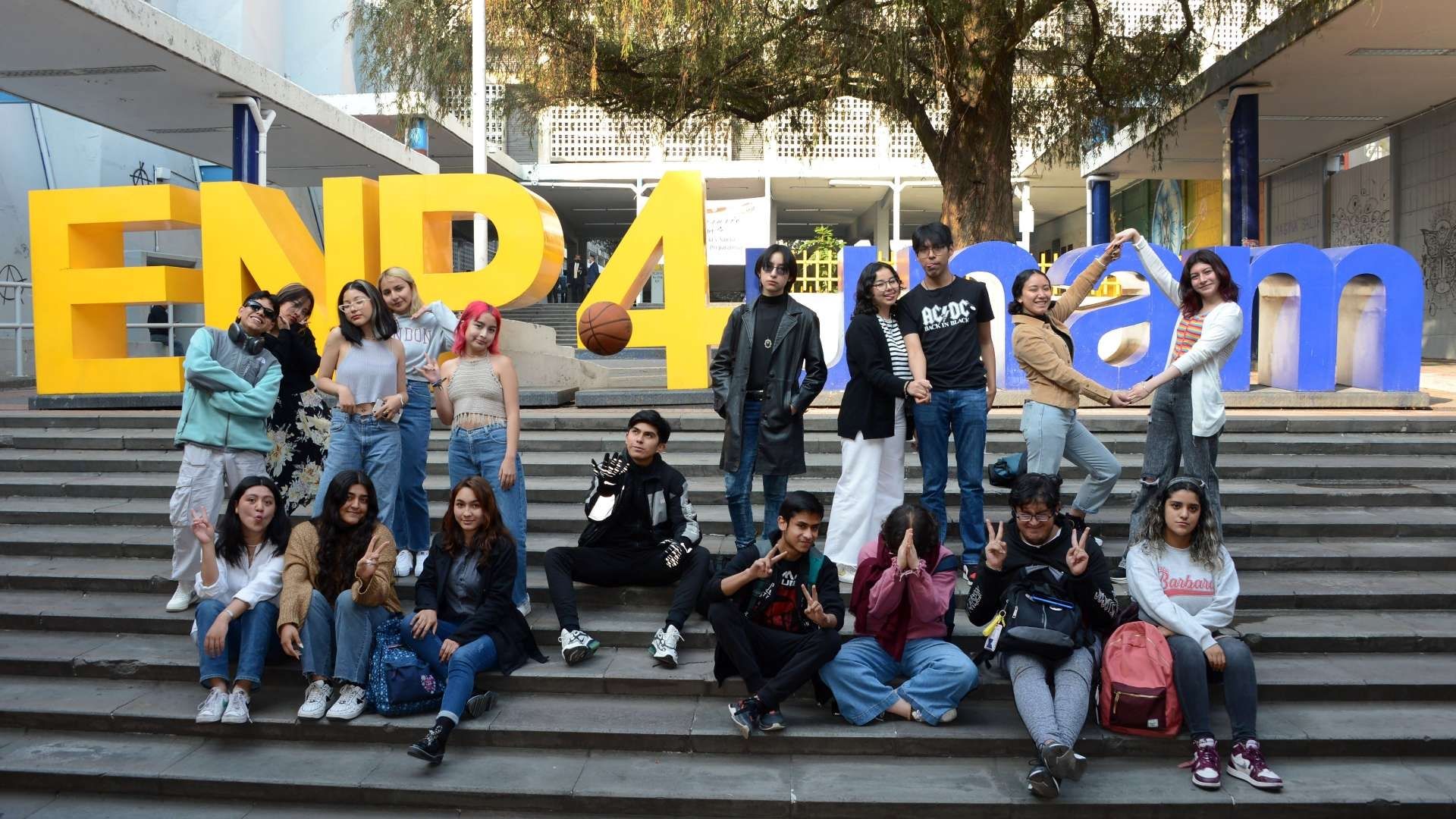 Inició la entrega de tarjetas de la Beca Benito Juárez en las prepas y CCH de la UNAM. Conoce los detalles aquí