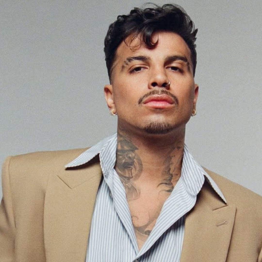 Rauw Alejandro con traje