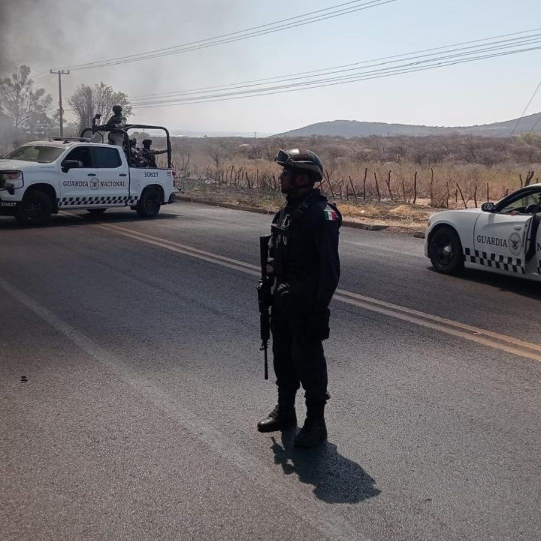 policías en carretera de Michoacán